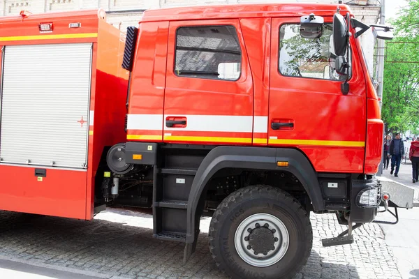 Kiev, Ucraina - 9 maggio 2021. Vigili del fuoco camion dei pompieri. Soccorso di guardia. Macchina rossa. Veicolo speciale — Foto Stock