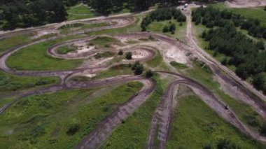 Sahadaki motosiklet pistinin havadan görünüşü. Motokros motosiklet eğitim pisti. Kiralık