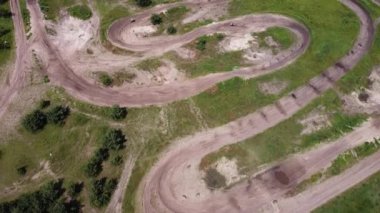 Sahadaki motosiklet pistinin havadan görünüşü. Motokros motosiklet eğitim pisti. Kiralık
