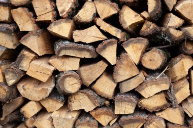 Yığınla odun var. Yakacak odun deseni. Ağaç koruma duvarı. Doğal malzeme geçmişi. Kış için şömine yakmak için odun stoğu..