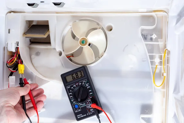 Technician Checks Electrician Digital Multimeter Refrigerator Fridge Refrigerator Repair Disassembled — Stock Photo, Image