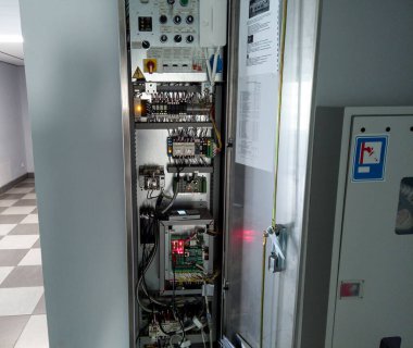 Asansör kontrol paneli. Servis dışı asansör. Asansör kontrol sistemi bileşenleri.