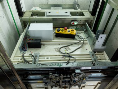 Asansör bakım altında. Asansör boşluğundaki kırık asansör. Servis dışı çelik asansör..