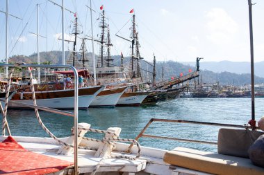 Türkiye 'nin Marmaris limanındaki eğlence yatları ve gezinti tekneleri ve gemileri.