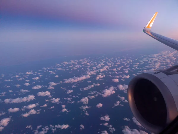 Błękitne niebo i białe chmury widok z otworu samolotu — Zdjęcie stockowe