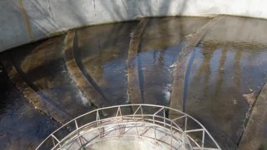 Beton sızıntısı üzerinden akan güçlü su yapay bir göletin boşaltılması etkili bir drenaj olduğunu gösteriyor.