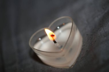 Yanan kalp şeklinde romantik mum arka planı kapat modern yüksek kaliteli stok fotoğrafçılığı baskısı