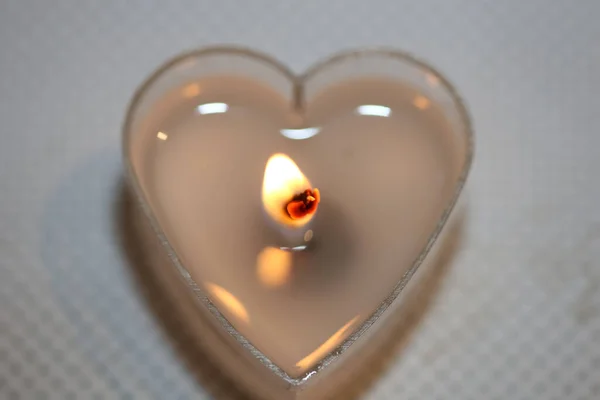 燃烧的心形浪漫蜡烛近景背景现代高品质摄影印刷品 — 图库照片