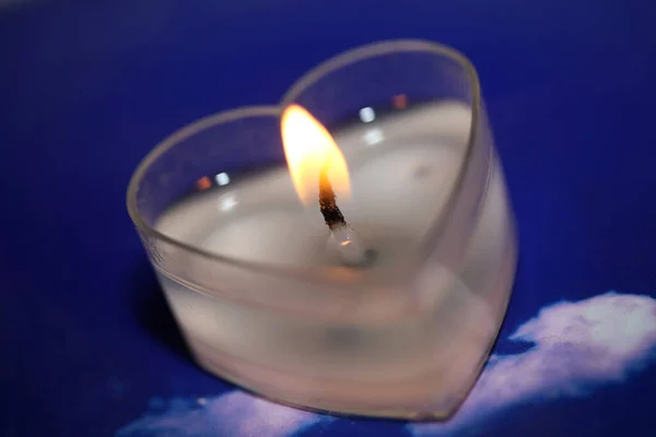 Burning Καρδιά Σχήμα Ρομαντικό Κερί Close Φόντο Σύγχρονη Υψηλής Ποιότητας — Φωτογραφία Αρχείου