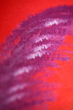 Tablo üzerindeki renkli akrilik boya modern yüksek kalite baskılara yakın saldırıyor..