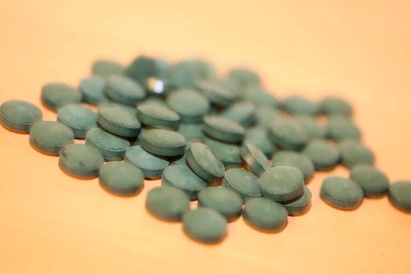 Green Pills Close Medical Spirulina Platensis Espacio Alimentos Moderno Impresión — Foto de Stock