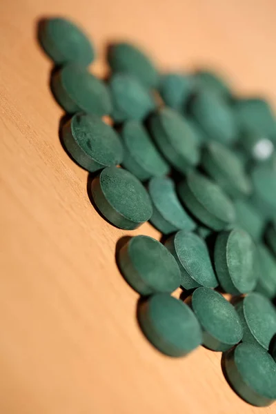 Green Pills Close Medical Spirulina Platensis Espacio Alimentos Moderno Impresión — Foto de Stock