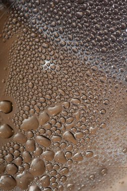 Şeffaf şişedeki su damlaları modern arka plandaki yüksek kaliteli baskıyı kapatır