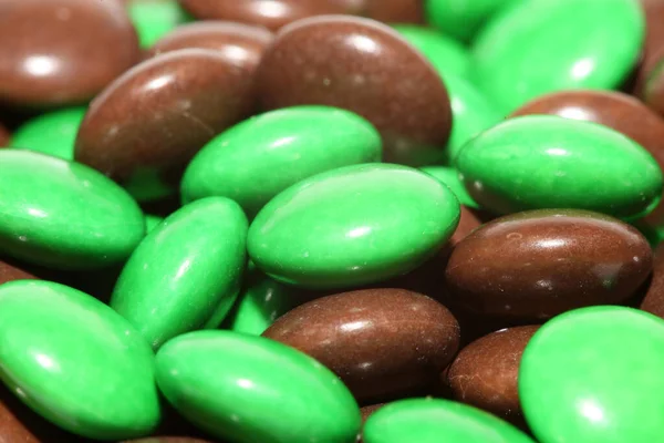 绿色和棕色糖果近景背景现代高品质印刷品 — 图库照片