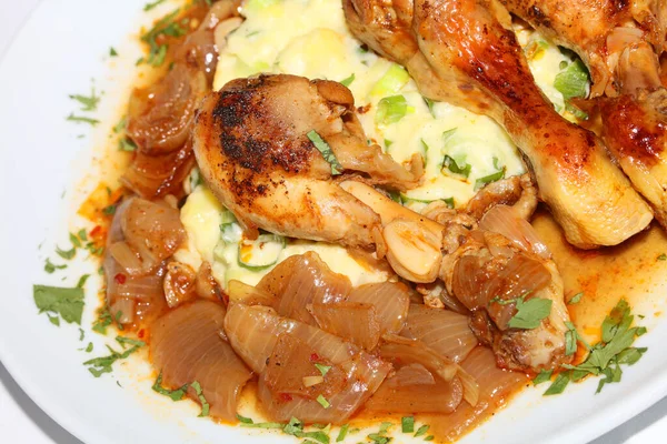 Jambes Poulet Braisées Avec Des Oignons Boucher Servis Avec Purée — Photo