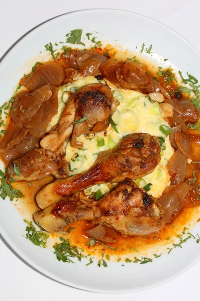 Jambes Poulet Braisées Avec Des Oignons Boucher Servis Avec Purée — Photo