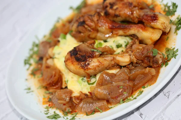 Jambes Poulet Braisées Avec Des Oignons Boucher Servis Avec Purée — Photo