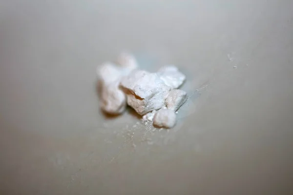 Beyaz Arka Planda Kokain Maddesi Taşları Modern Yüksek Kaliteli Baskıyı — Stok fotoğraf