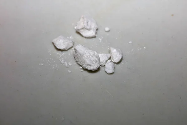 배경에 코카인 마약의 돌들이 현대의 고품질인 근접시키고 — 스톡 사진