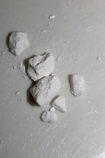 Rocas Cocaína Fondo Blanco Cerca Impresión Moderna Alta Calidad —  Fotos de Stock