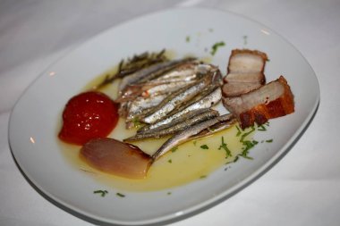 Yağ domatesli sardalyalar ve soğan arka planlı makro Yunan geleneği yemek pornosu modern kaliteli baskı