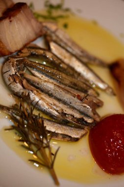 Yağ domatesli sardalyalar ve soğan arka planlı makro Yunan geleneği yemek pornosu modern kaliteli baskı