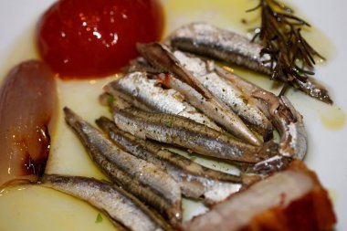 Yağ domatesli sardalyalar ve soğan arka planlı makro Yunan geleneği yemek pornosu modern kaliteli baskı