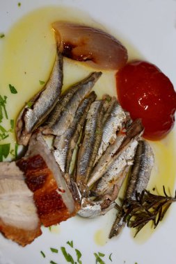 Yağ domatesli sardalyalar ve soğan arka planlı makro Yunan geleneği yemek pornosu modern kaliteli baskı