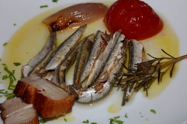 Yağ domatesli sardalyalar ve soğan arka planlı makro Yunan geleneği yemek pornosu modern kaliteli baskı