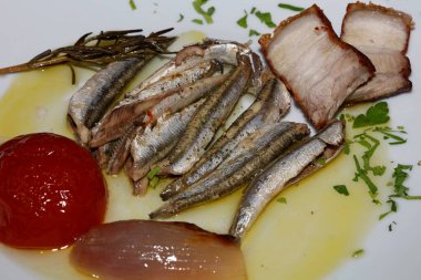 Yağ domatesli sardalyalar ve soğan arka planlı makro Yunan geleneği yemek pornosu modern kaliteli baskı