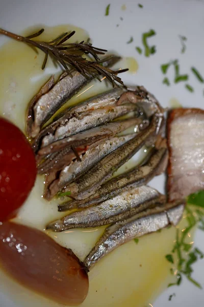 Yağ Domatesli Sardalyalar Soğan Arka Planlı Makro Yunan Geleneği Yemek — Stok fotoğraf