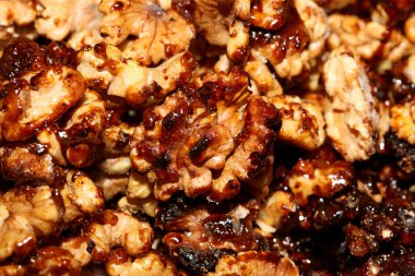 Karamelli fındıklar arka plandaki makro modern yüksek kaliteli baskıyı kapatır