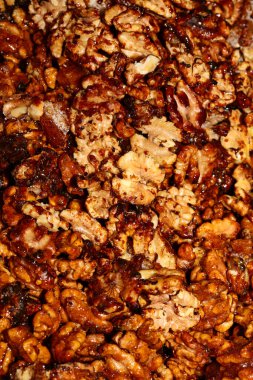 Karamelli fındıklar arka plandaki makro modern yüksek kaliteli baskıyı kapatır