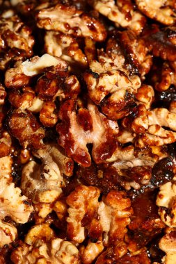 Karamelli fındıklar arka plandaki makro modern yüksek kaliteli baskıyı kapatır