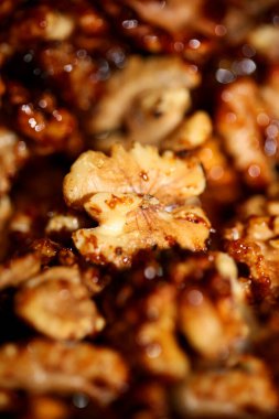 Karamelli fındıklar arka plandaki makro modern yüksek kaliteli baskıyı kapatır
