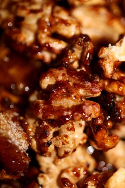 Karamelli fındıklar arka plandaki makro modern yüksek kaliteli baskıyı kapatır