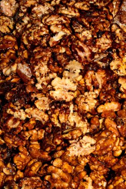 Karamelli fındıklar arka plandaki makro modern yüksek kaliteli baskıyı kapatır