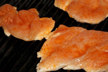 Izgarada et pişirme modern yüksek kaliteli Yunan yemeği pişirme geleneksel yemek tarzı