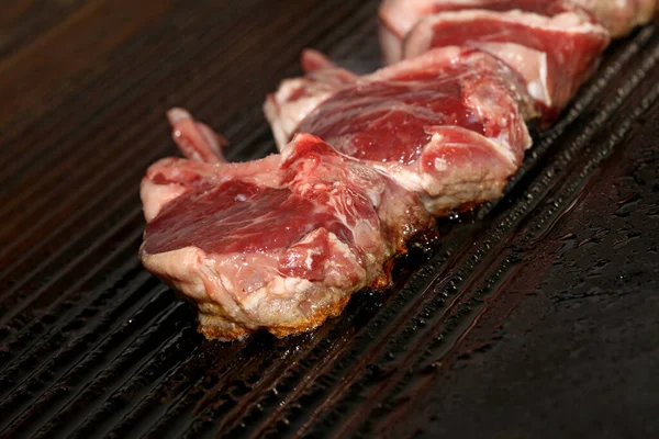 Ψήσιμο Κρέατος Στη Σχάρα Close Μαγείρεμα Μοντέρνα Υψηλής Ποιότητας Εκτύπωση — Φωτογραφία Αρχείου