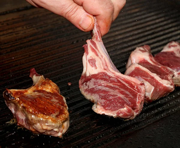 Pieczenie Mięsa Grillu Zbliżenie Gotowanie Nowoczesny Wysokiej Jakości Druk Grecki — Zdjęcie stockowe