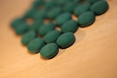 Yeşil haplar makro arka plan spirulina platensi süper yemek modern yüksek kalite baskı