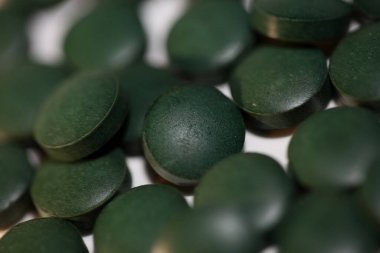 Yeşil haplar makro arka plan spirulina platensi süper yemek modern yüksek kalite baskı