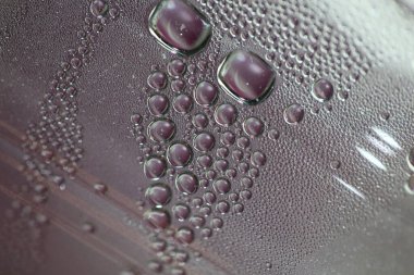Plastik şişe makro arka planda su damlacıkları yüksek kaliteli parmak izi