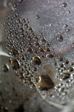 Plastik şişe makro arka planda su damlacıkları yüksek kaliteli parmak izi