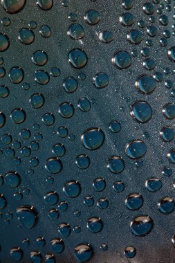 Plastik şişe makro arka planda su damlacıkları yüksek kaliteli parmak izi