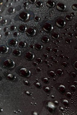 Plastik şişe makro arka planda su damlacıkları yüksek kaliteli parmak izi