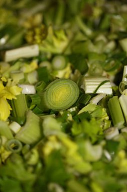 Karışık salata sebzeleri, dereotlu pırasa ve taze soğanlı makro arka plan modern kaliteli baskı.