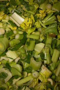 Karışık salata sebzeleri, dereotlu pırasa ve taze soğanlı makro arka plan modern kaliteli baskı.