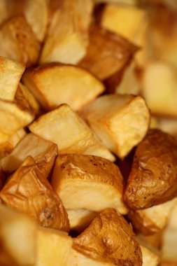 Patatesleri küçük parçalar halinde doğramak, yemek servisi, modern yüksek kaliteli baskılar.