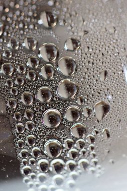 Su plastik bir şişeden makroyu düşürür modern arka plan yüksek kaliteli baskı 50 megapiksel